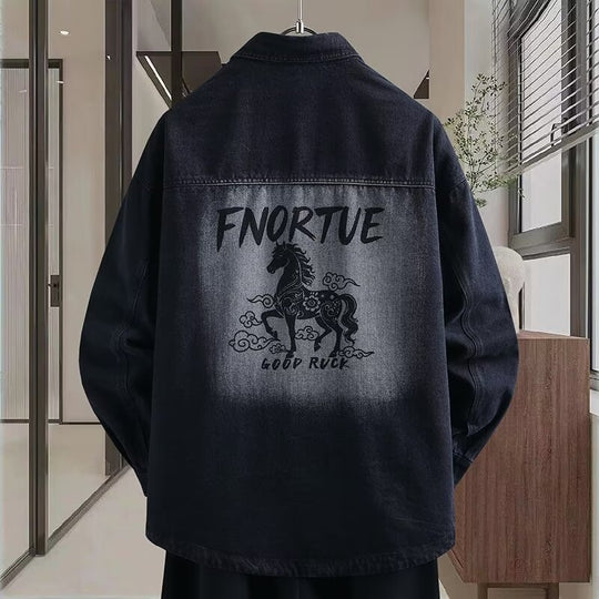 Herren Locker geschnittene Denim-Hemdenjacke mit künstlerischem Rückenprint und Overshirt-Schnitt Nord Taschen