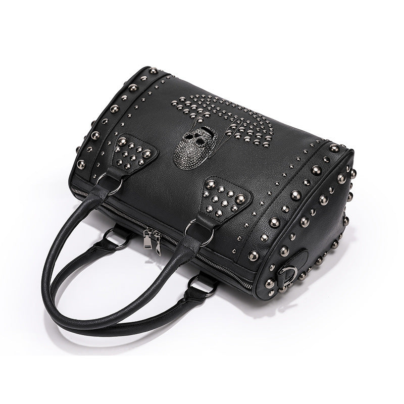 Damen Hobo-Tasche mit dekorativen Nieten und trendy Totenkopf-Applikation Nord Taschen