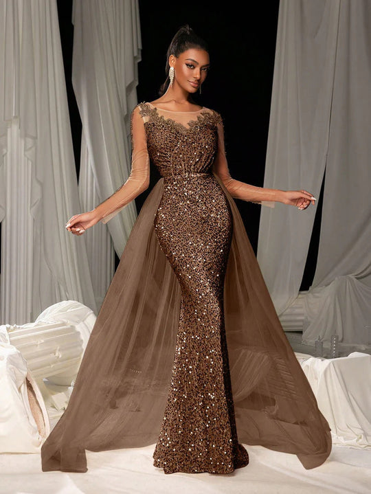 Damen Glamouröses Abendkleid mit schimmerndem Spitzenoberteil und fließendem Tüllumhang Avellé