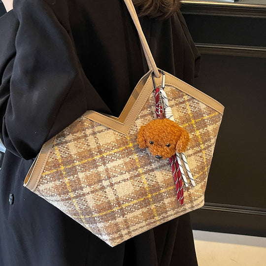 Damen Tragetasche mit lässigem Karo-Design und verspieltem Anhänger Nord Taschen