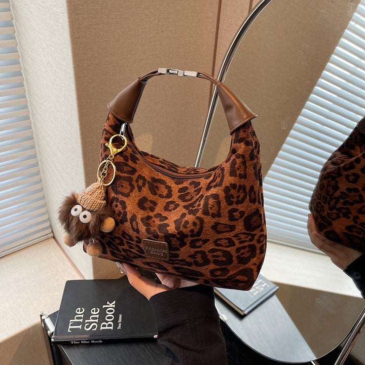 Damenhandtasche aus fellartigem Material mit Leopardenmuster Nord Taschen