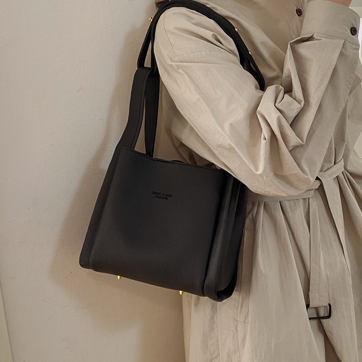 Damen Mini-Bucket Bag mit trendigem Anhänger Nord Taschen