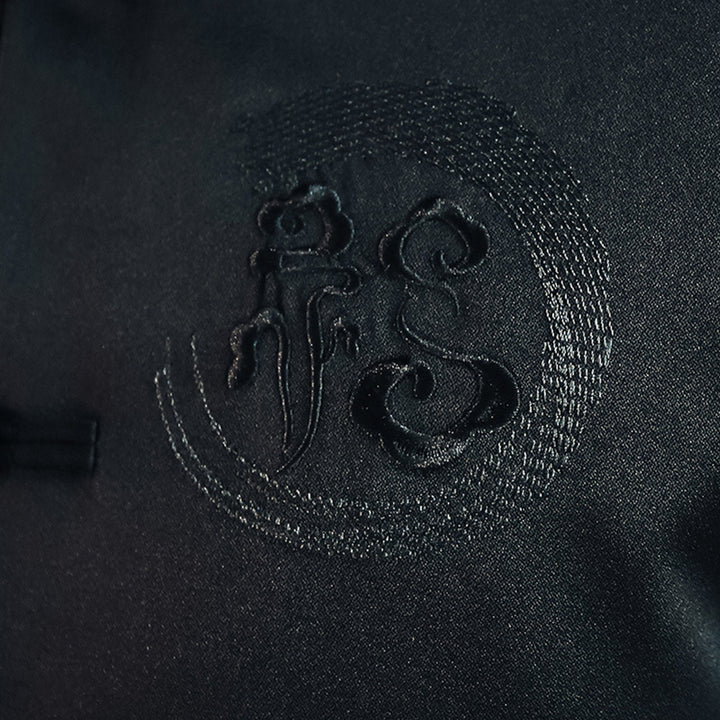 Herren asiatisch inspirierte Mandarinjacke mit Stehkragen, Knotenknopfleiste und tonalem Stick-Emblem Nord Taschen