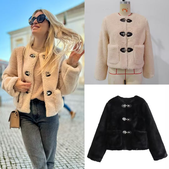Damen Kurze Teddyjacke aus Faux-Fur mit Knebel-Verschlüssen und aufgesetzten Taschen Nord Taschen