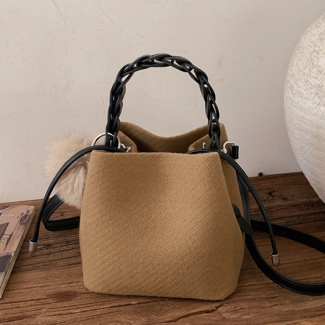 Damen Beuteltasche mit dekorativem Kunstfell und robustem Kettenhenkel Nord Taschen