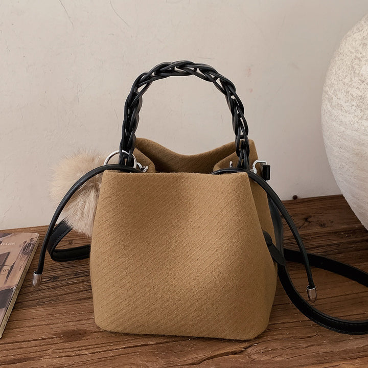 Damen Beuteltasche mit dekorativem Kunstfell und robustem Kettenhenkel Nord Taschen
