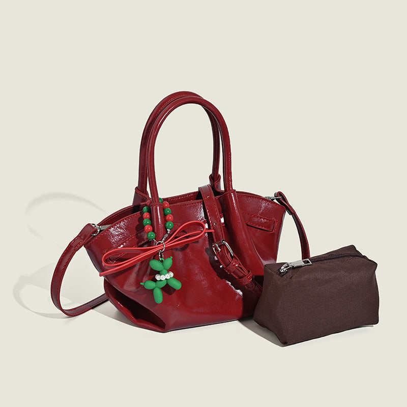 Damen Handtasche mit dekorativem Anhänger und hochwertigem Lackfinish Nord Taschen