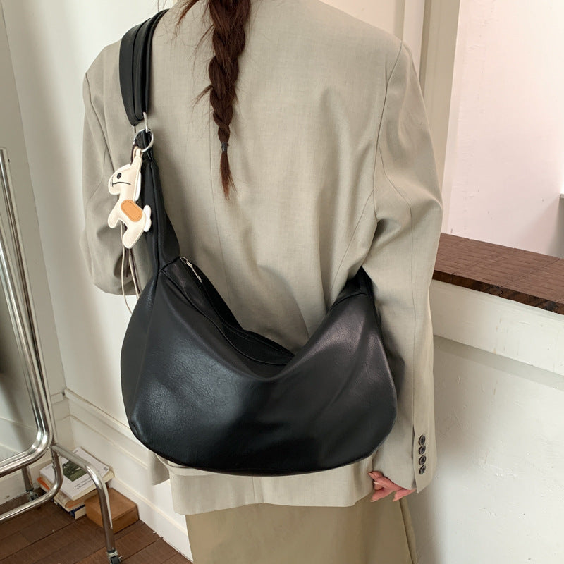 Damen Hobo-Tasche aus hochwertigem Kunstleder mit verspieltem Anhänger Nord Taschen