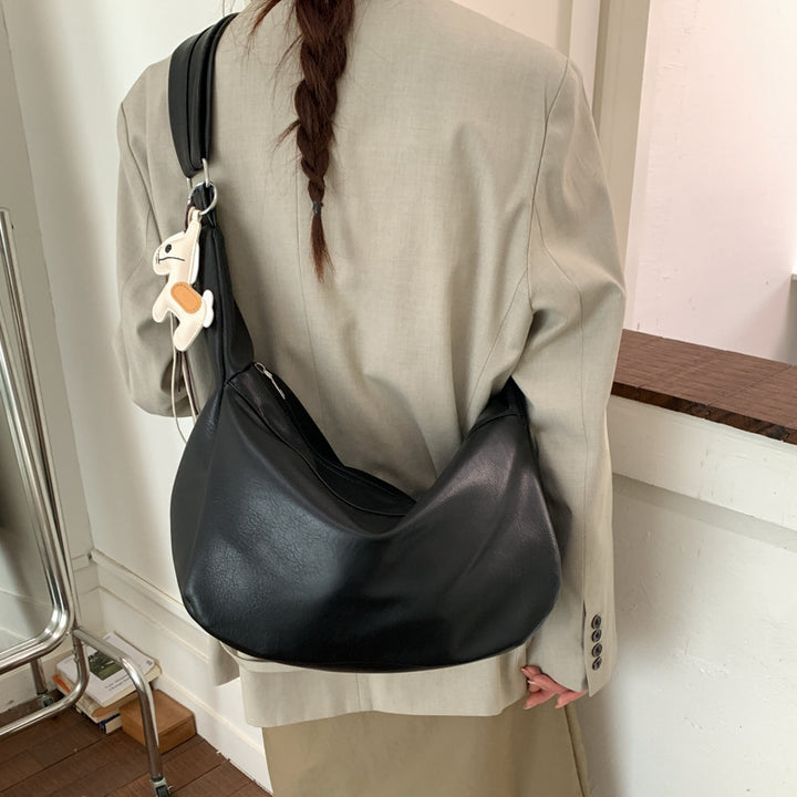 Damen Hobo-Tasche aus hochwertigem Kunstleder mit verspieltem Anhänger Nord Taschen