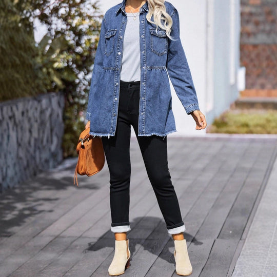 Damen taillierte Longline-Denimjacke mit geraffter Taille, Druckknopfleiste & ausgefranstem Saum Nord Taschen