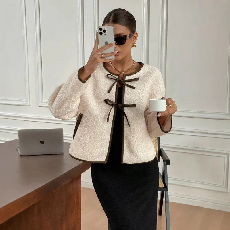 Damen Kurz geschnittene Teddyjacke mit Bindebändern und Kontrastpaspel Nord Taschen