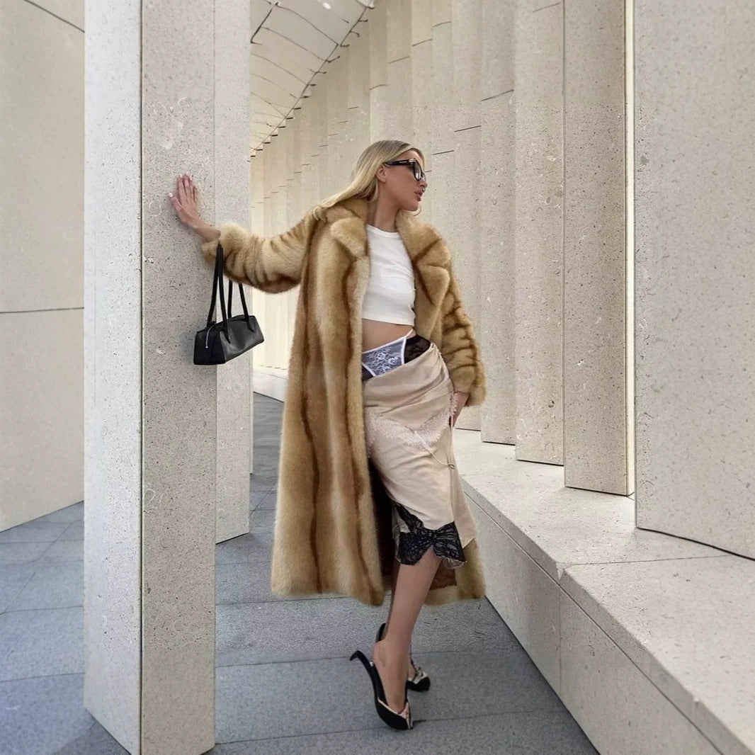 Damen langer luxuriöser Pelzmantel mit weitem Revers und verdeckter Knopfleiste Nord Taschen