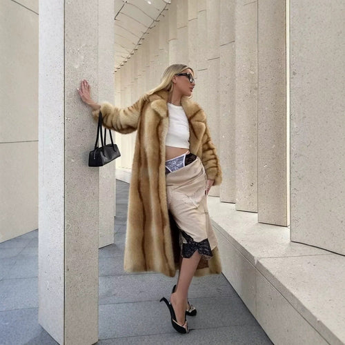 Damen langer luxuriöser Pelzmantel mit weitem Revers und verdeckter Knopfleiste Nord Taschen