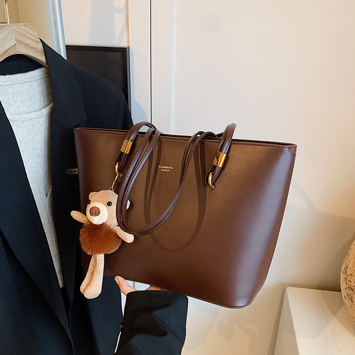 Damen Tote-Bag aus hochwertigem Kunstleder mit charmanten Anhänger von | Nord Taschen