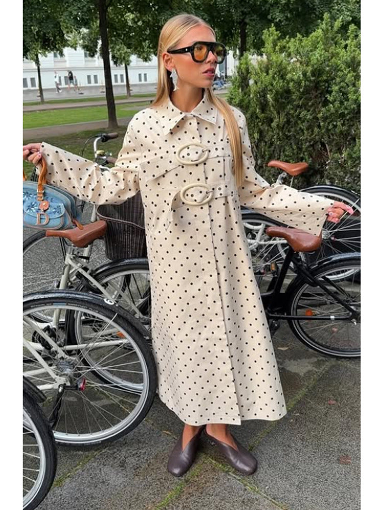 Damen Langer gepunkteter Trenchcoat mit übergroßem Revers und Zierösen Nord Taschen