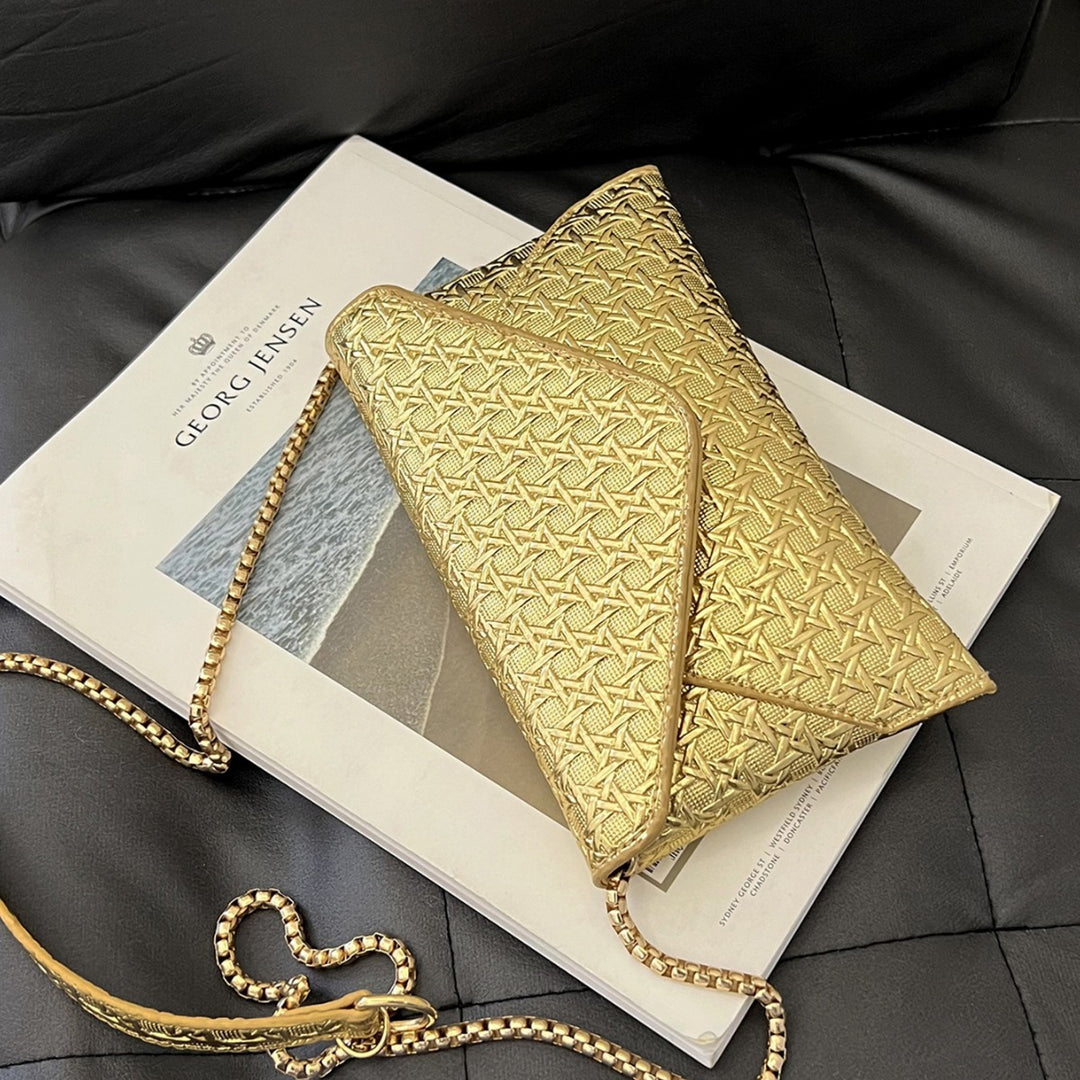 Damen Umhängetasche mit strukturiertem Design und goldenen Akzenten Nord Taschen