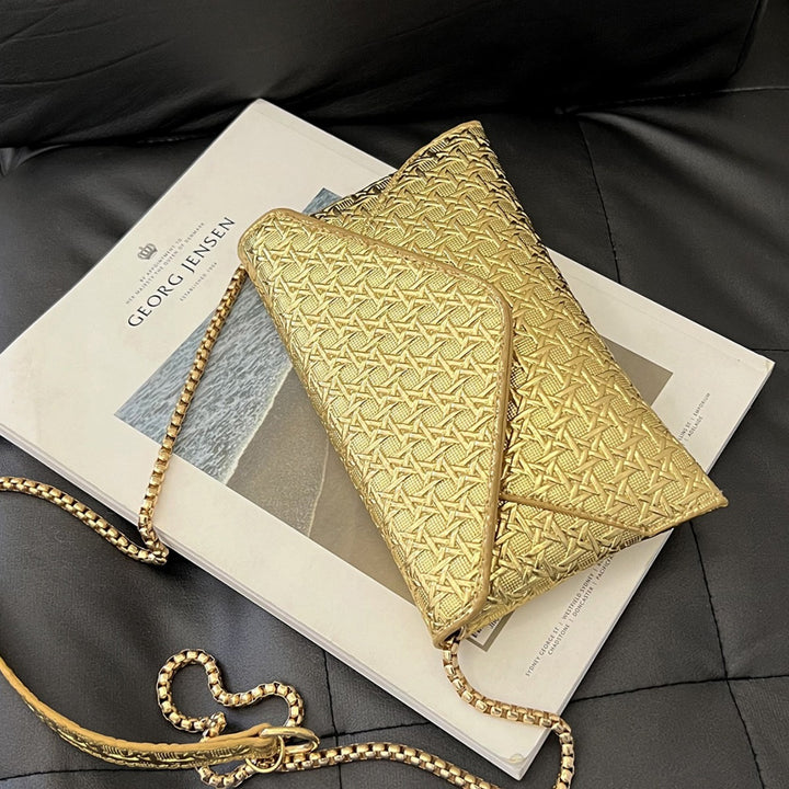 Damen Umhängetasche mit strukturiertem Design und goldenen Akzenten Nord Taschen