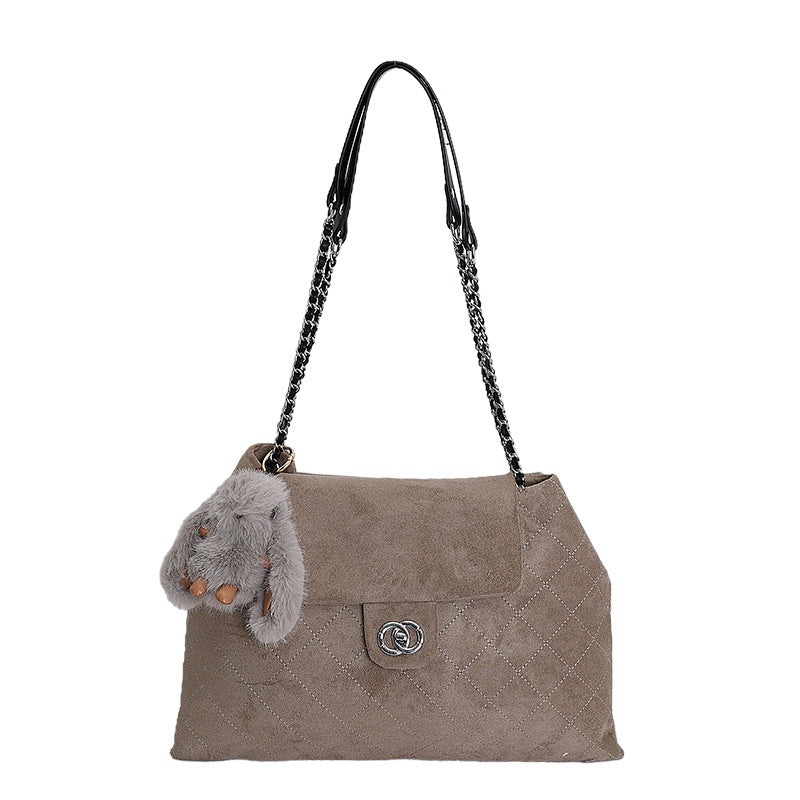 Damen modische Handtasche mit elegantem gestepptem Design und verspieltem Anhänger Nord Taschen
