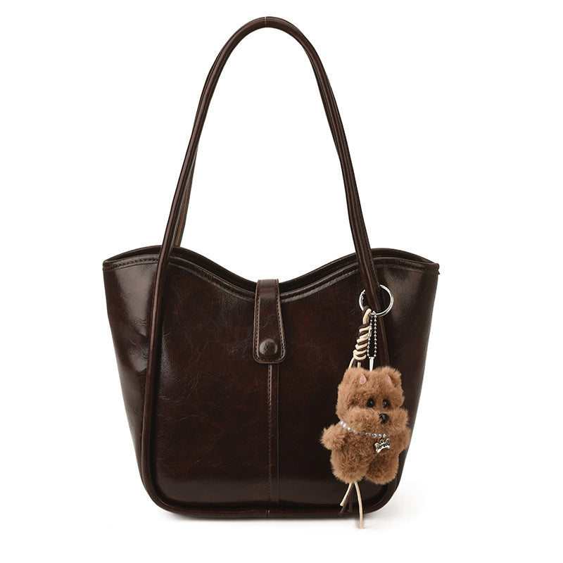 Damen moderne Handtasche mit verspieltem Plüschanhänger Nord Taschen