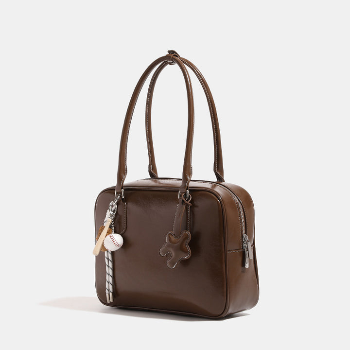 Damen Handtasche mit verspieltem Anhänger und schickem, glattem Kunstleder Nord Taschen