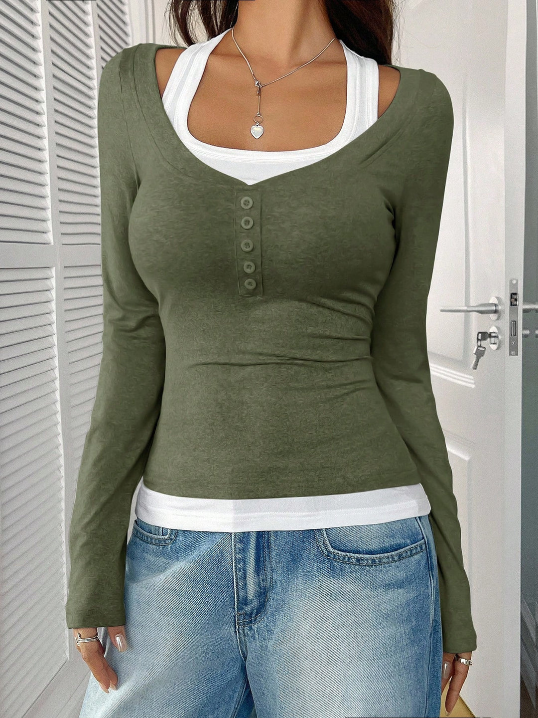 Damen Figurnahes langärmliges Henley-Shirt mit tiefem U-Ausschnitt und Knopfblende Nord Taschen