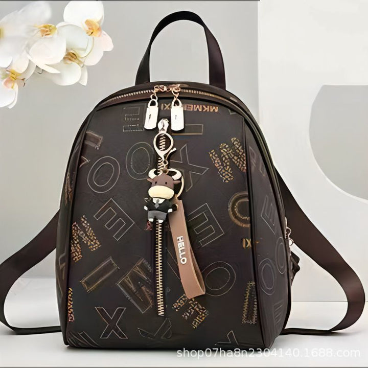 Damen Rucksackhandtasche mit modernem Schriftzug und charmantem Anhänger Nord Taschen