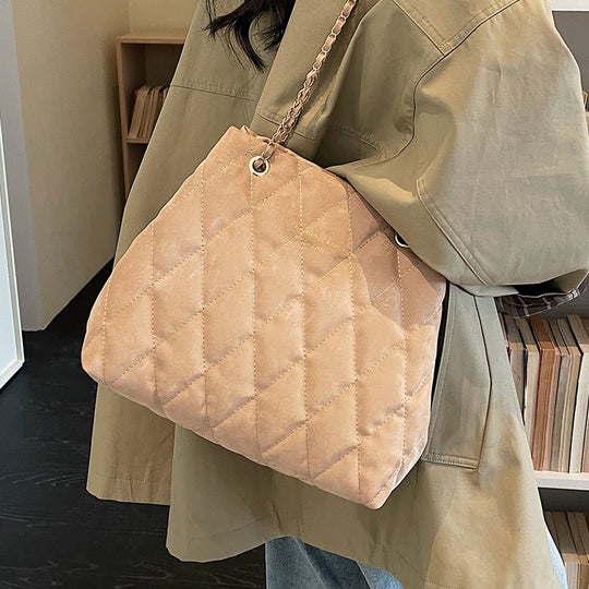 Damen Beuteltasche mit Kettenriemen und kuscheligem Anhänger Nord Taschen
