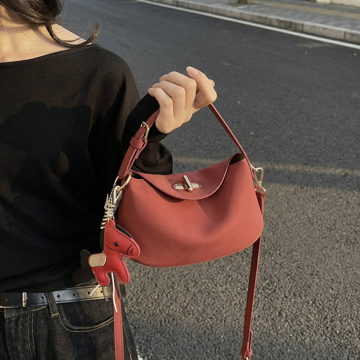 Damen Umhängetasche mit charmantem Anhänger und elegantem Design Nord Taschen