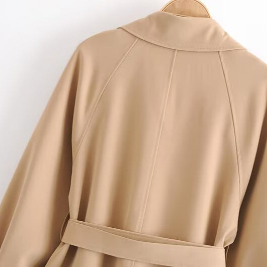 Damen Kurzer taillierter Trenchcoat mit Bindegürtel, asymmetrischer Sturmklappe und Manschettenriemen Nord Taschen