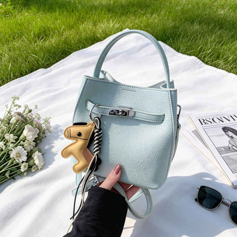 Damen Mini-Umhängetasche mit verspieltem Design und niedlichem Anhänger Nord Taschen