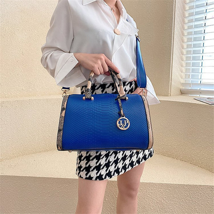 Damen Handtasche mit auffälliger Schlangenleder-Optik und eleganten Akzenten Nord Taschen