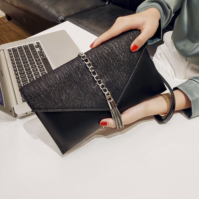 Damen Clutch mit stylischem Kettenakzent Nord Taschen