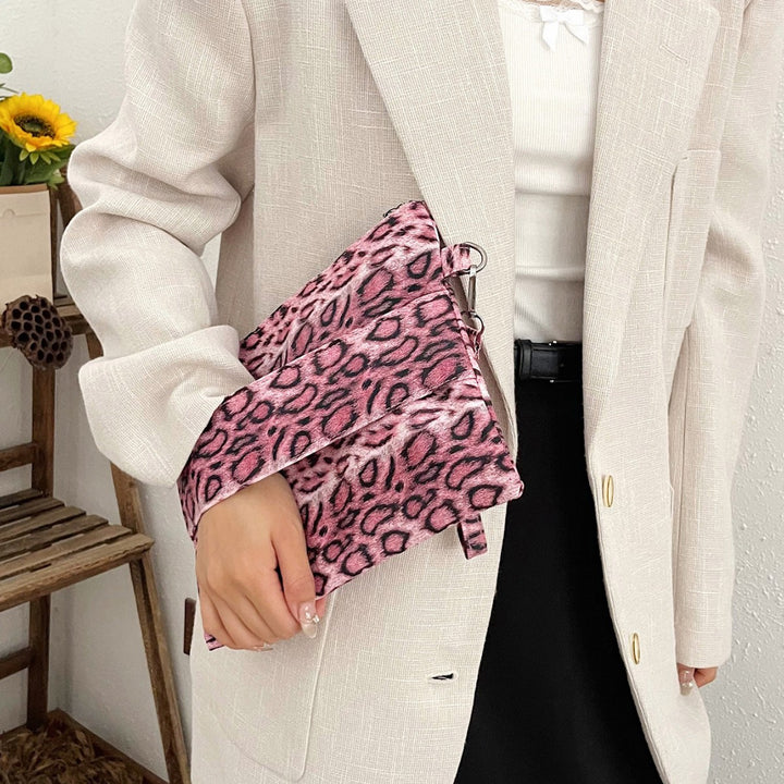 Damen Clutch mit tierischem Leoprint Nord Taschen