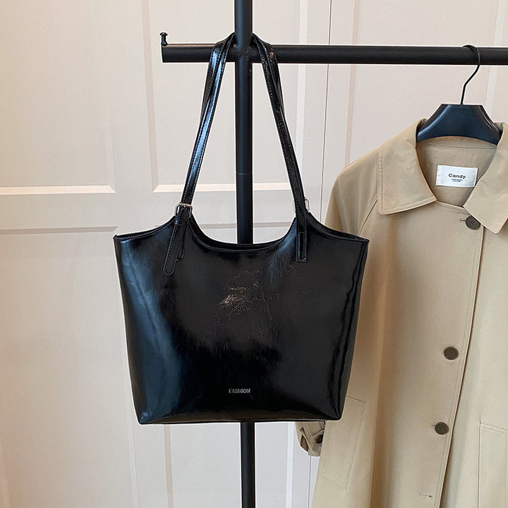Damen elegante Tote-Handtasche aus hochwertigem Kunstleder mit verspieltem Anhänger Nord Taschen