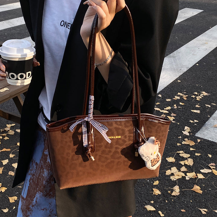 Damen Handtasche mit elegantem Leo-Design und praktischem Innenfach Nord Taschen