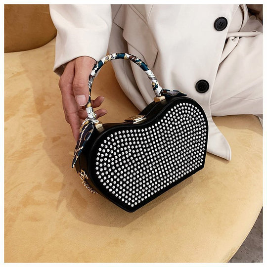 Damen Handtasche mit funkelnden Strasssteinen und modischem Schal | Nord Taschen