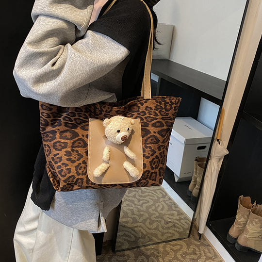 Damen Umhängetasche mit verspieltem Tiermotiv und hochwertigem Leder Nord Taschen