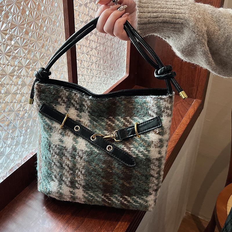 Damen Elegante Handtasche mit goldenen Akzenten Nord Taschen