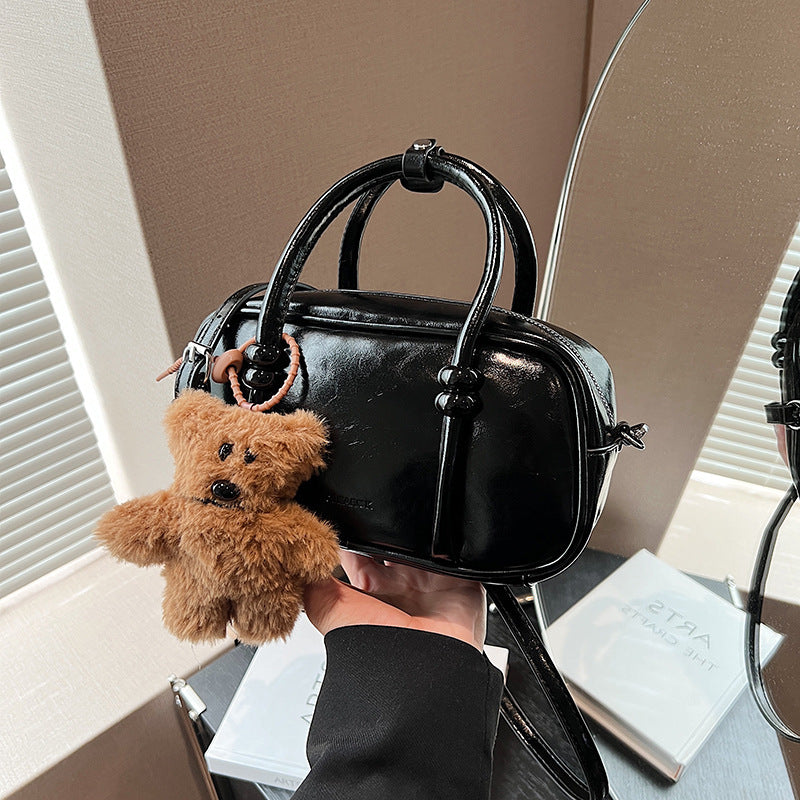 Damen Mini-Handtasche mit charmantem Bärenanhänger Nord Taschen