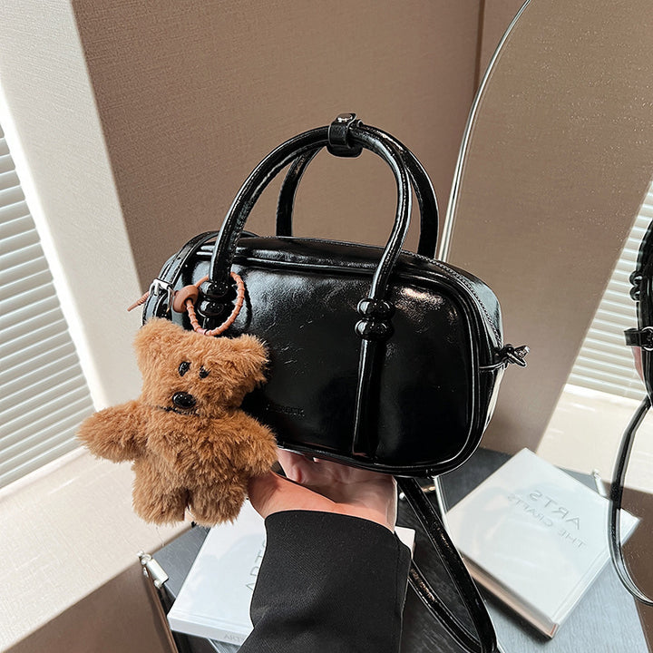 Damen Mini-Handtasche mit charmantem Bärenanhänger Nord Taschen