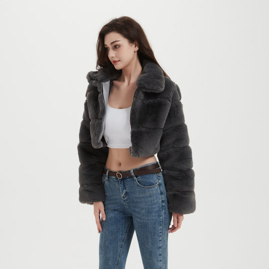 Damen Cropped Kapuzenjacke aus langfaserigem Faux‑Fur mit horizontalen Volumenbahnen Nord Taschen