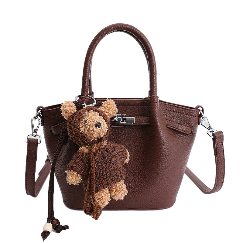 Damen modische Handtasche mit verspieltem Plüschanhänger Nord Taschen