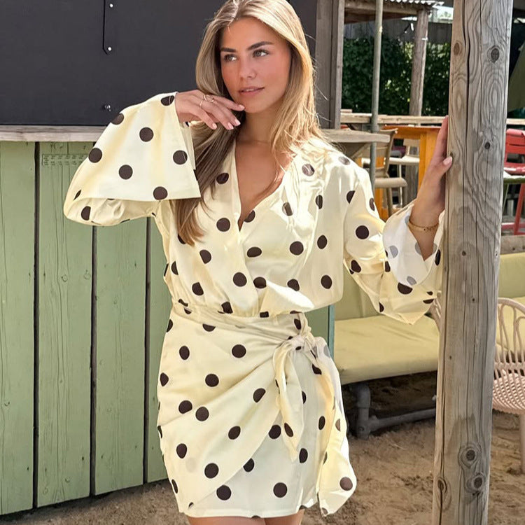Damen Wickel-Minikleid mit V-Ausschnitt, Glockenärmeln und Polka-Dot-Print Nord Taschen