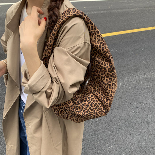 Damen Hobo-Tasche aus weichem Veloursleder mit praktischer Kordelzugöffnung Nord Taschen