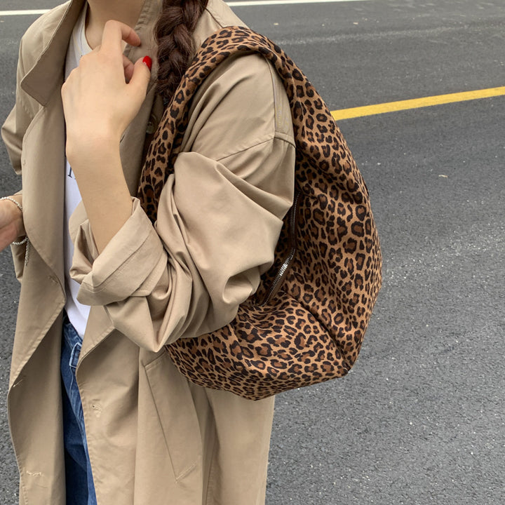 Damen Hobo-Tasche aus weichem Veloursleder mit praktischer Kordelzugöffnung Nord Taschen
