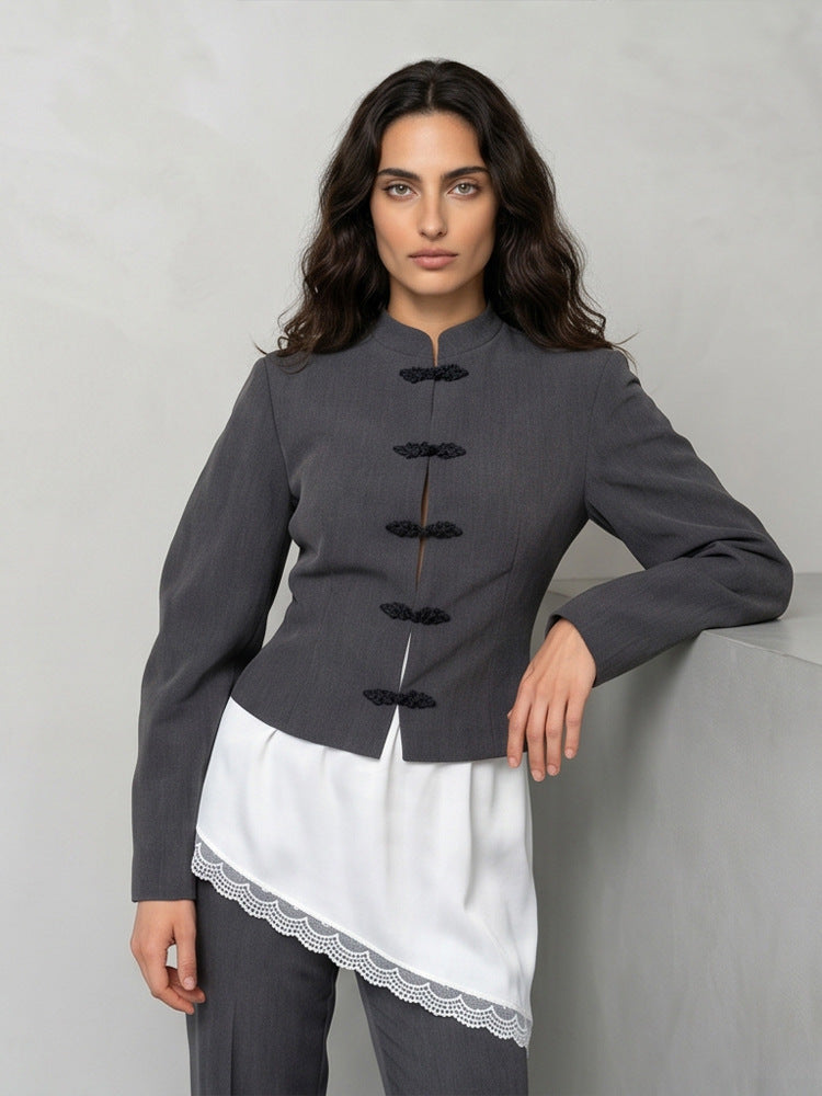 Damen Taillierter Cropped-Blazer mit Mandarin-Kragen und Zierknotenverschluss Nord Taschen