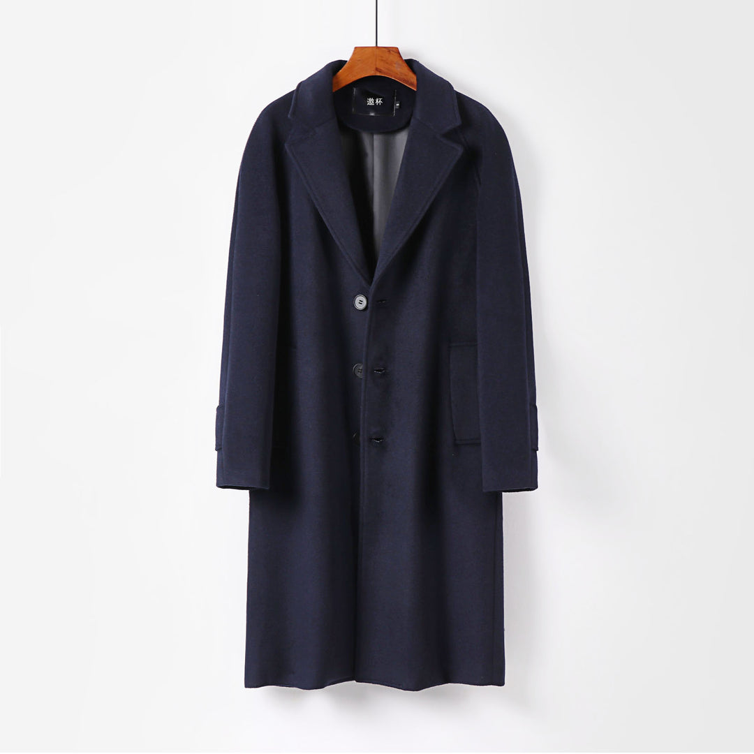 Herren Maxilanger Wollmantel mit cleanem Schnitt, schmalem Revers und innenliegendem Futter Nord Taschen