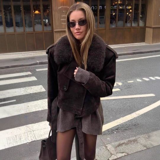 Damen Kurz geschnittene Aviator‑Jacke aus Lammfellimitat mit übergroßem Fellkragen und kastiger Silhouette Nord Taschen