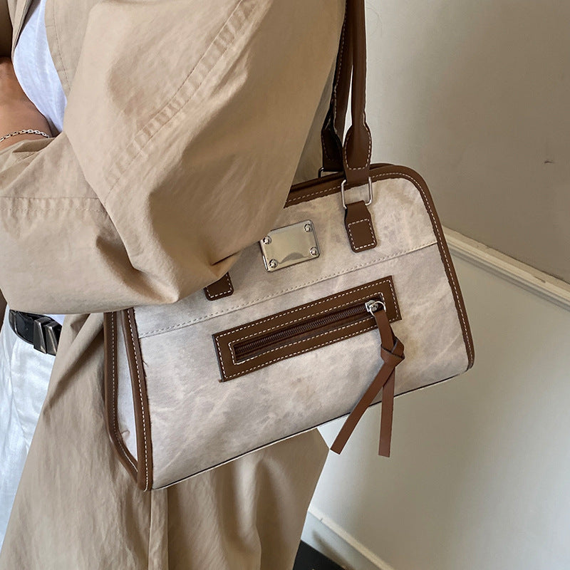 Damen Handtasche mit robustem Stoff und verspieltem Plüschanhänger Nord Taschen