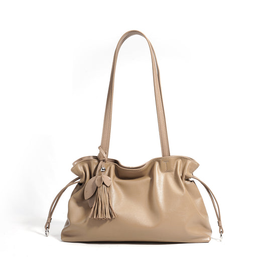 Damen Handtasche aus hochwertigem Kunstleder mit auffälligem Quastenanhänger Nord Taschen